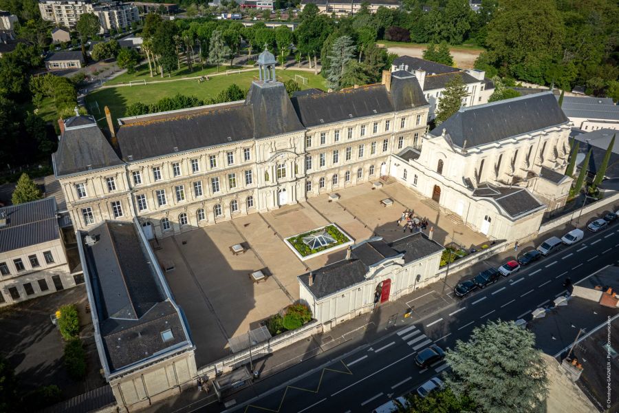 Vue aérienne par drone des bâtiments et de la cour de l’Institution Saint-Louis
