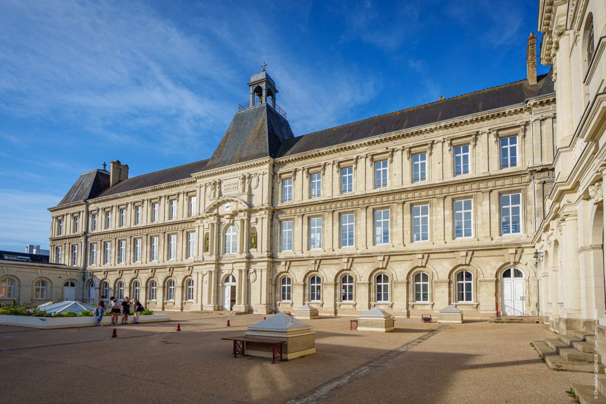 Façade de l’Institution Saint-Louis photographiée depuis la cour, au sol