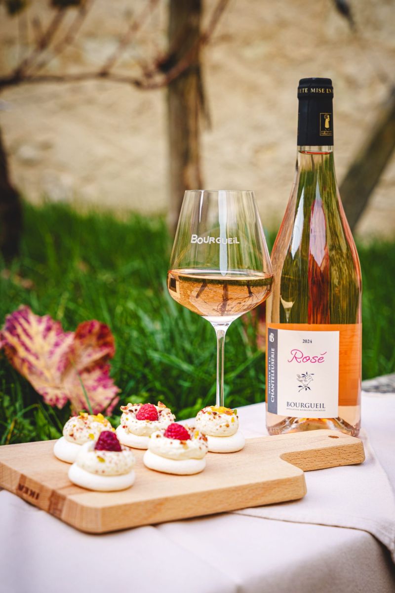 Bouteille de rosé de Bourgueil, verre et bouchées sur une planche, photographiés par Pixim pour les réseaux sociaux des Vins de Bourgueil