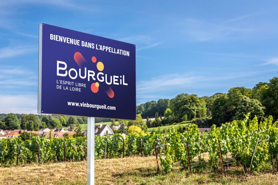 Panneau d’entrée de l’appellation Bourgueil à la nouvelle identité