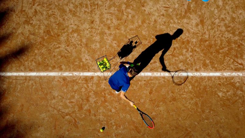 Image extraite du film réalisé par Pixim pour Saumur Espace Tennis : un joueur filmé du ciel sur un court en terre battue