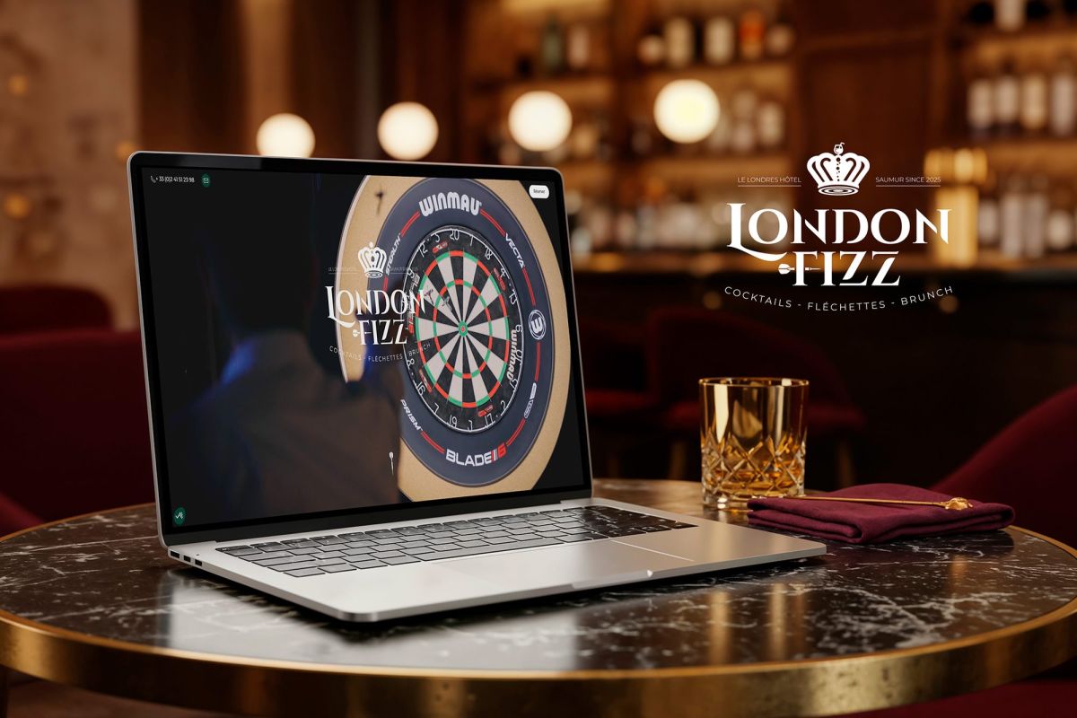 Site internet du London Fizz conçu par Pixim, affiché sur un ordinateur portable posé sur une table de bar