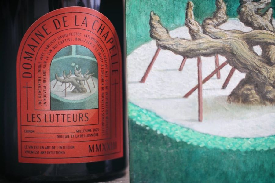 Bouteille du Domaine de la Chapelle et sculpture de cep de vigne, image du film réalisé par Pixim
