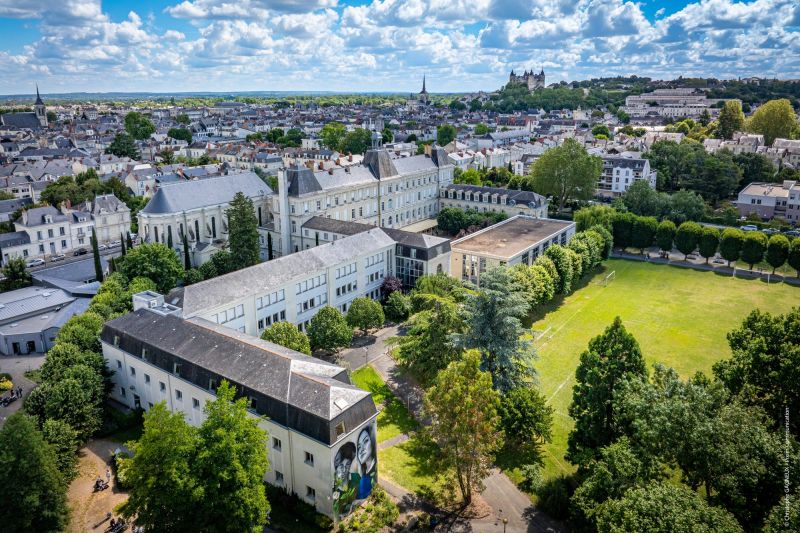 Vue aérienne par drone de l’Institution Saint-Louis à Saumur, avec la ville et le château en arrière-plan